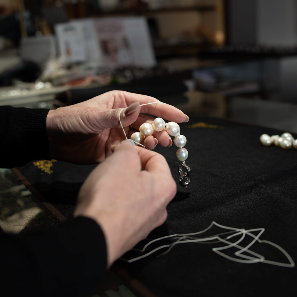 Chaîne de nouage de perles cassée